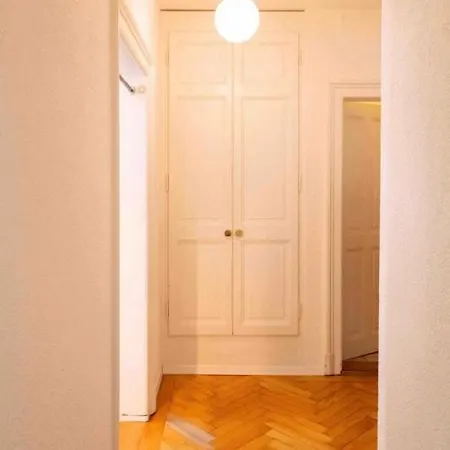 Flat 12-min Walk To Station *